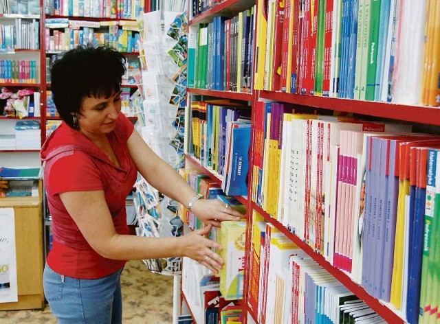 W księgarni i antykwariacie w Elblągu coraz więcej klientów kupuje podręczniki szkolne. Na zdj. Małgorzata Terebus