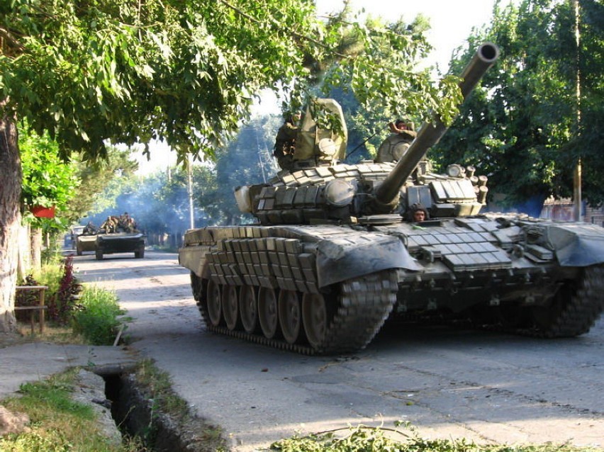 Rosyjskie czołgi wkraczające na terytorium Gruzji.