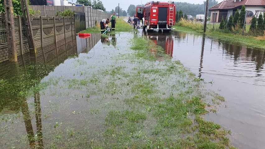 Burza i ulewa w powiecie piotrkowskim. Największe szkody w gminie Sulejów, 9 lipca 2021 - ZDJĘCIA