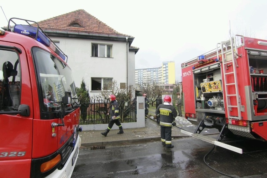 Wrocław: Pożar domu przy ul. Lindego (ZDJĘCIA)