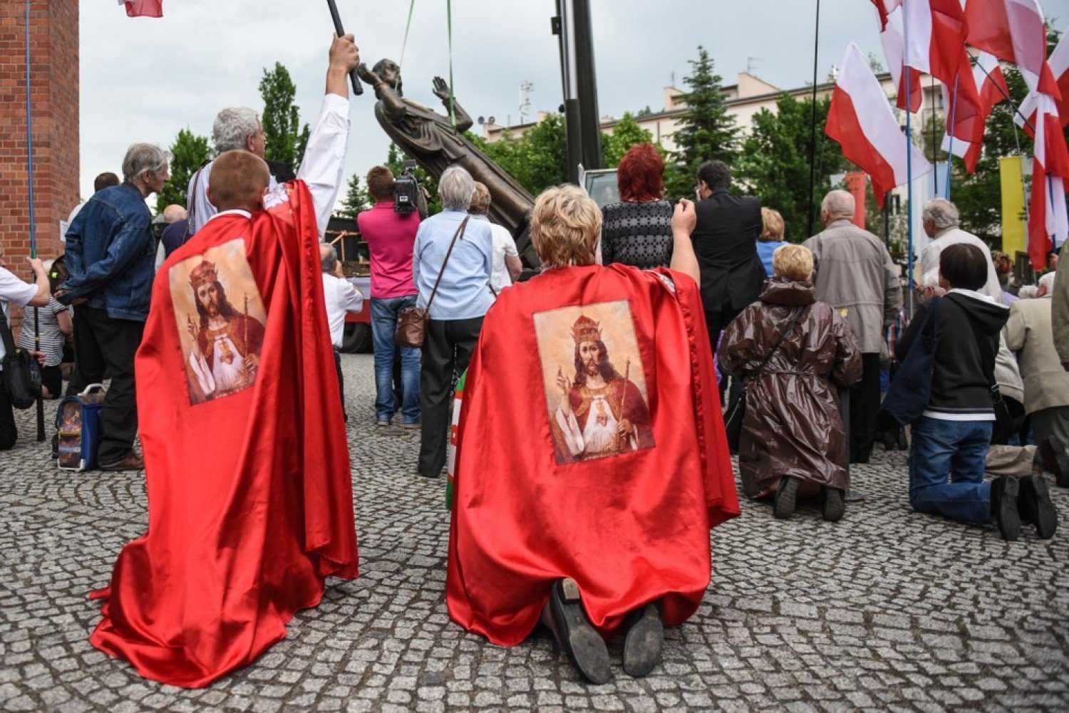 Rycerze księdza Natanka ochraniają pomnik Jezusa na Jeżycach [ZDJĘCIA] |  Poznań Nasze Miasto
