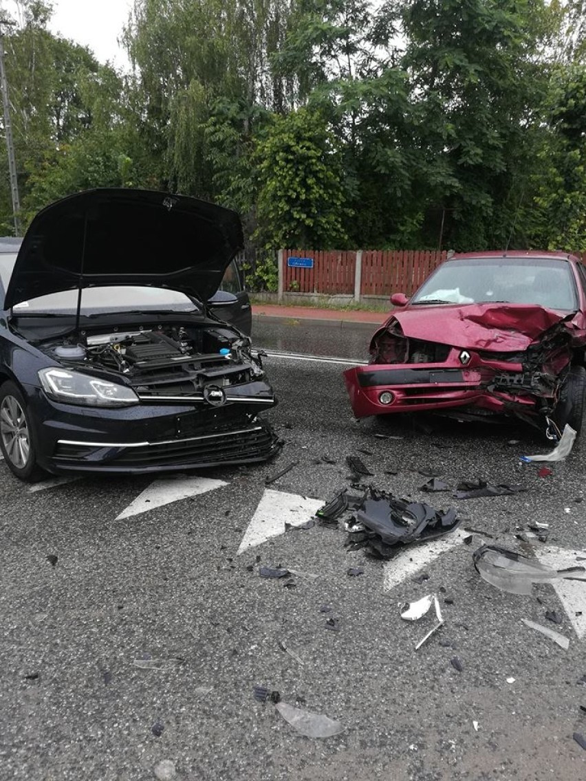 Wypadki w gminie Poświętne. Groźne czołowe zderzenie i kolizja z sarną [ZDJĘCIA]