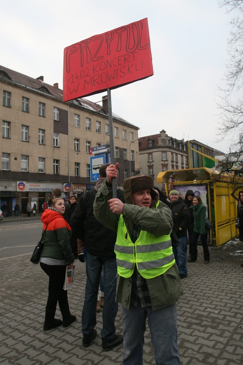 Flash mob w Gliwicach, czyli &quot;Przytulanie bez zobowiązań&quot; [ZDJĘCIA]