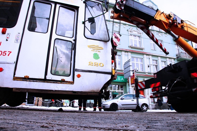 Poznań: Wykoleił się tramwaj na Jeżycach [ZDJĘCIA FILM] 