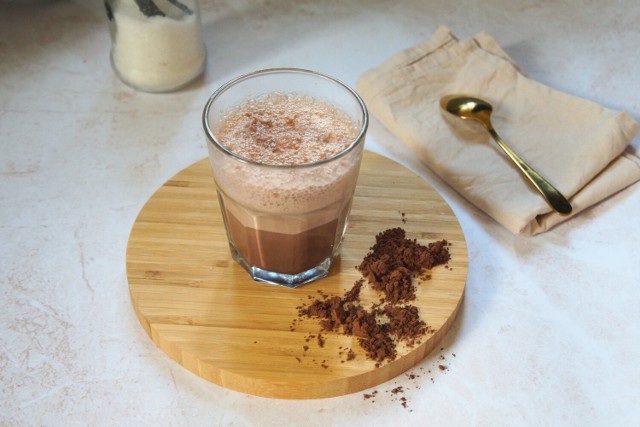 Domowe kakao do picia warto spienić w zaparzaczu do kawy i doprawić cynamonem wraz z cukrem z prawdziwą wanilią.