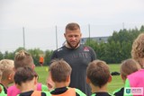 Marcin Tybura odwiedził rodzinny Uniejów. Spotkał się m.in. z młodymi piłkarzami ZDJĘCIA