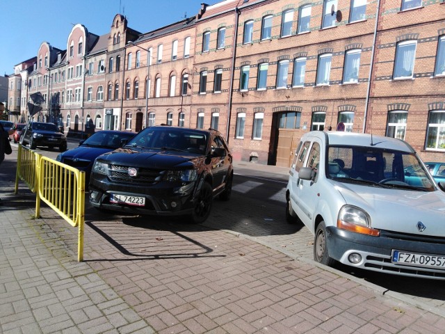 Czytelnik nadesłał nam zdjęcia samochodó zaparkowanych przy ścieżkach rowerowych, na zakazach. W Żarach, jak widać, to codzienność.