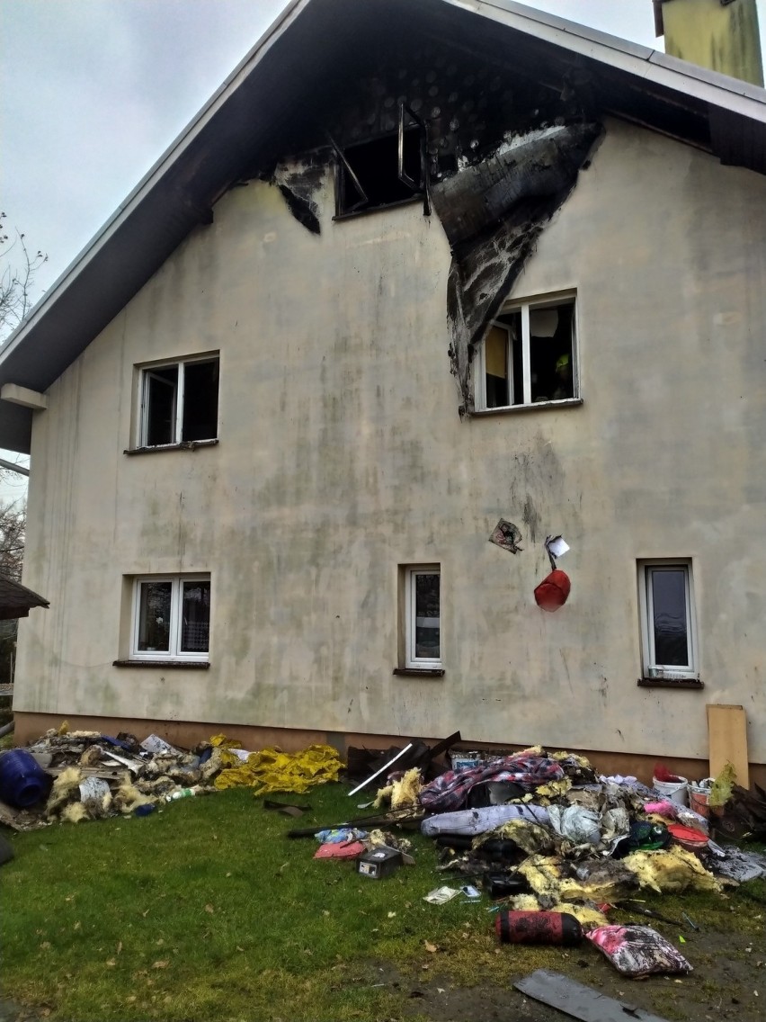 Pożar domu w Ostrowie koło Jarosławia. "Języki ognia wydobywały się przez okna" [ZDJĘCIA]