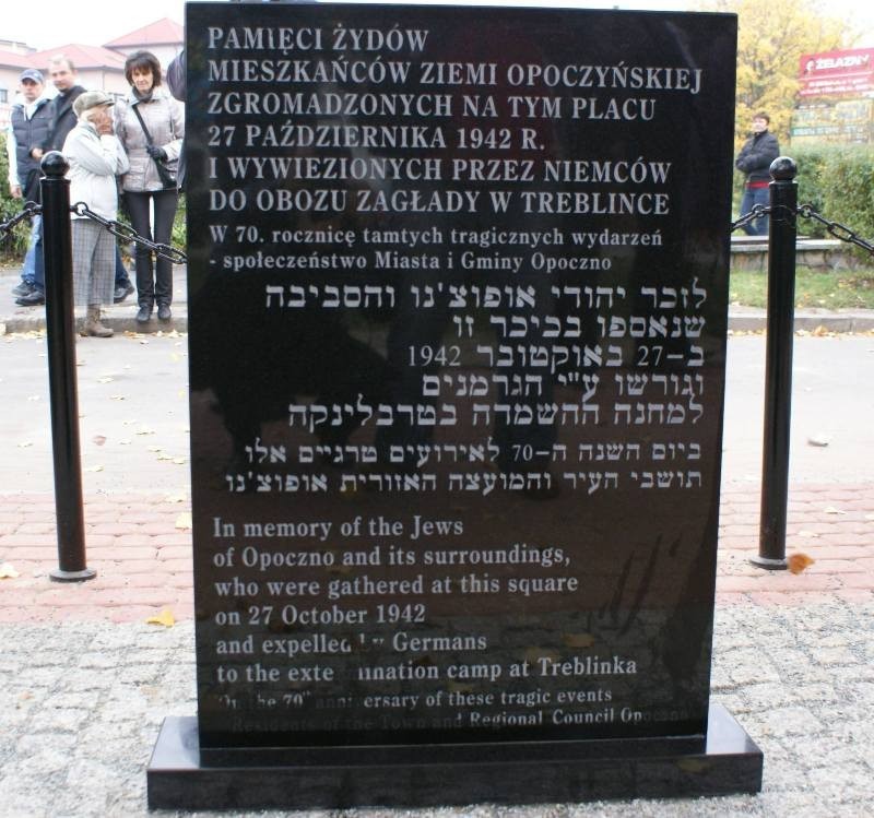 Zdewastowano obelisk poświecony pamięci opoczyńskich Żydów zamordowanych w Treblince