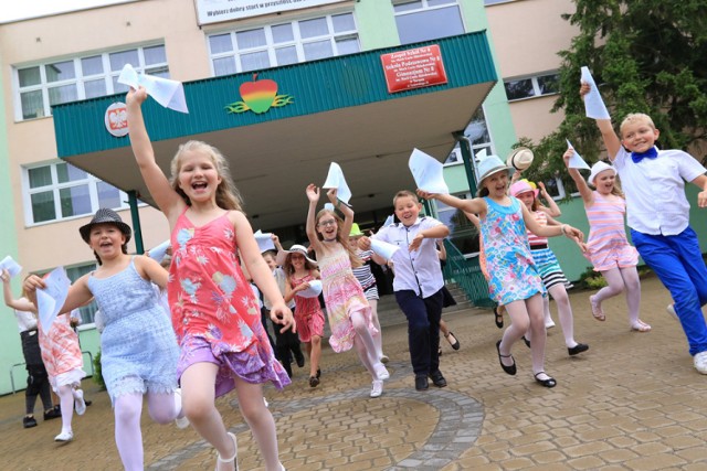 zakończenie roku szkolnego w ZS nr 8 w Toruniu,
dzieci z ZS nr 8 w Toruniu, 
koniec roku dzieciaki, 
świadectwa, 
rok szkolny

Pokazy linoskoczków w Toruniu
