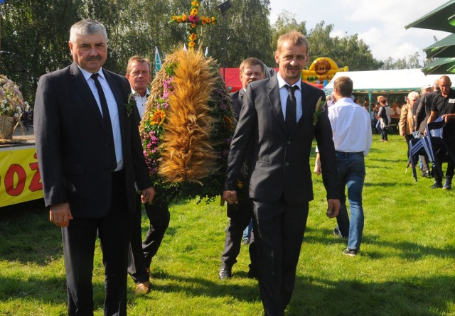 Mimo, że co rusz lało i grzmiało, rolnicy z gminy Pruszcz dobrze bawili się podczas święta plonów. Starostami dożynek byli w tym roku Iwona Szczukowska i Kamil Marunowski.