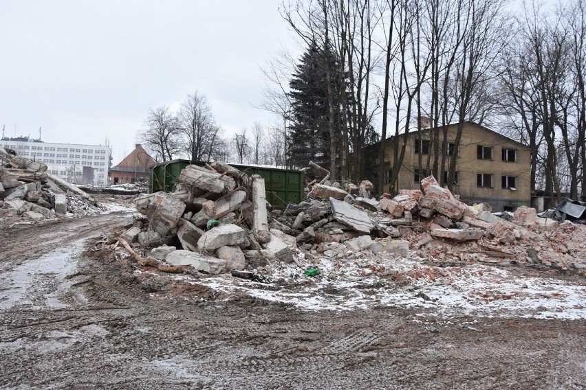 Prace wyburzeniowe na terenie starego szpitala w Nowym Targu...