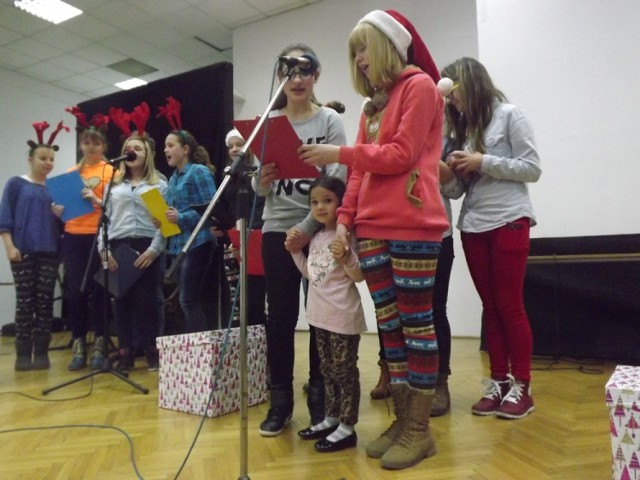 Polskie dziewczynki śpiewają po niemiecku