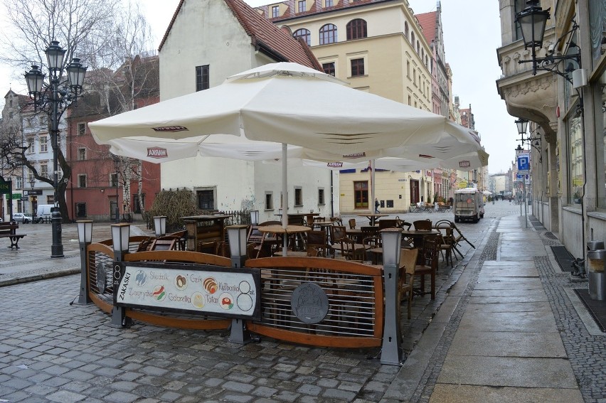 Na Rynku pojawiły się juz pierwsze ogródki - z widokiem na plac budowy [ZDJĘCIA]