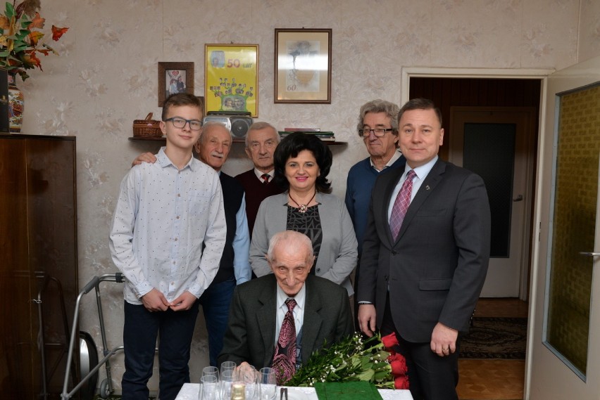 Prezydent Konina oraz kierownik Urzędu Stanu Cywilnego odwiedzili jubilata w 104. urodziny 