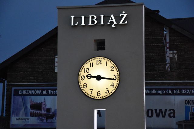 Piękny zegar i napis Libiąż znajdują się na dworcu autobusowym