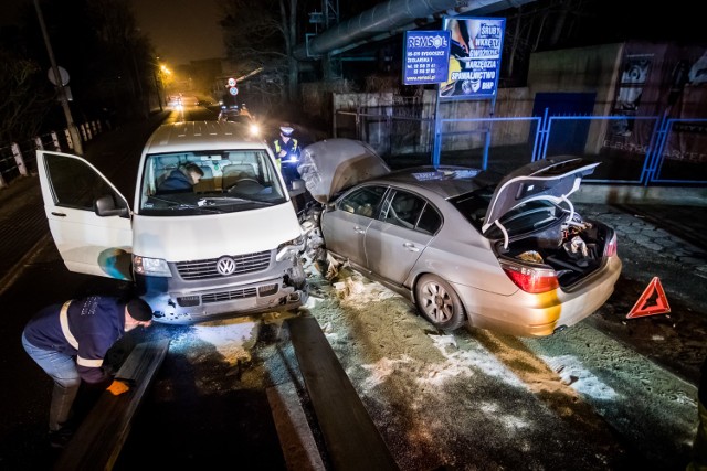 We wtorek późnym popołudniem przy ul. Żeglarskiej zderzyły się cztery pojazdy
-&nbsp;Na miejscu cały czas pracują policjanci, ruch jest utrudniony - mówił o godzinie 18.10 kom. Przemysław Słomski z zespołu prasowego KWP w Bydgoszczy.

Z powodu zderzenia  były również utrudnienia w komunikacji autobusowej. Po godzinie 19 ruch został przywrócony.


Aktualizacja, godzina 19.00

Do wypadku doszło w pobliżu wiaduktu. W zderzeniu uczestniczyły cztery auta - VW transporter, BMW, ford oraz volvo. 

Jak wstępnie ustalono, sprawcą zdarzenia jest kierowca VW transportera, który nie dostosował prędkości do panujących warunków, wpadł w poślizg i uderzył w 3 pozostałe pojazdy.

Jak się nieoficjalnie dowiedzieliśmy, do szpitala zabrano 3 osoby.

(sier)

Prognoza pogody (TVN Meteo, x-news)
