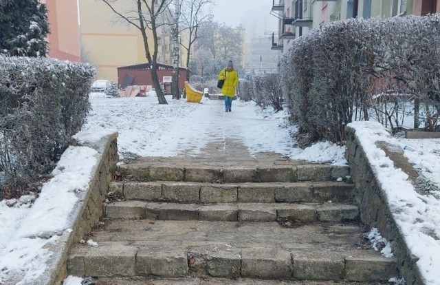 Zniszczone chodniki przy ulicy Warszawskiej na osiedlu Szydłówek będą wymienione.