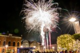 W Pucku na Starym Rynku przywitaliśmy Nowy Rok 2020. Życzenia od burmistrz i Rady Miasta, fajerwerki oraz szampan | ZDJĘCIA, WIDEO