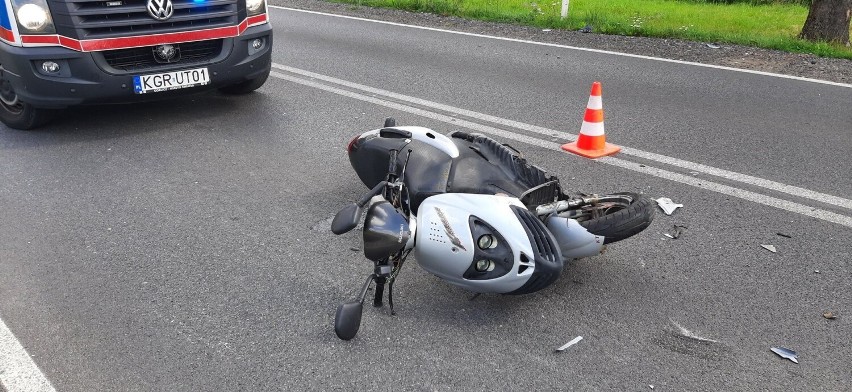 Wypadek w Białej Niżnej. Motocyklista ranny w zderzeniu z busem. Zablokowana droga 981