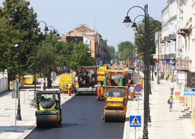 Wczoraj na ulicy Słowackiego drogowcy kładli asfalt