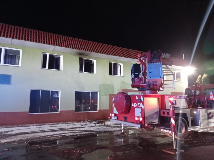 Rakoniewice: Pożar w hotelu. Z ogniem walczyło pięć zastępów straży pożarnej