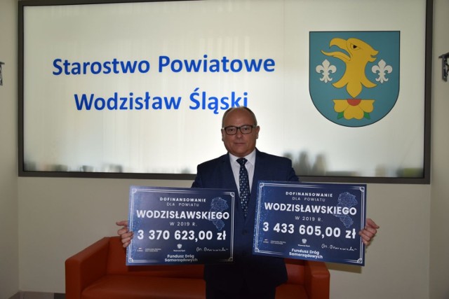 Leszek Bizoń odebrał symboliczne czeki na remonty dróg w powiecie wodzisławskim