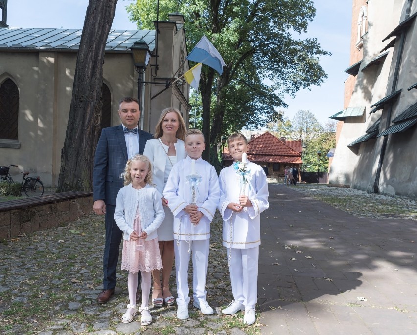 23 dzieci przystąpiło do komunii w Bazylice pw. św. Andrzeja Apostoła w Olkuszu [PIĘKNE ZDJĘCIA]
