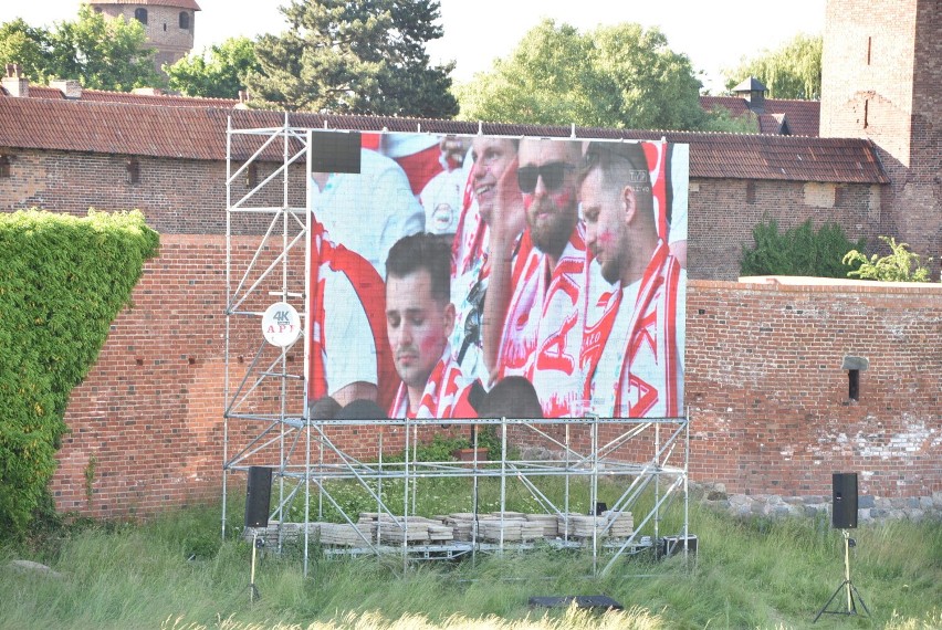 Malbork. Euro 2020 w Malborskiej Strefie Kibica. Fani piłki nożnej oglądali mecz Polski ze Słowacją