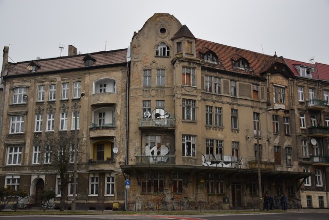 Czytelnicy twierdzą, że kamienica przy ul. Łokietka 17 przechyla się w stronę ulicy.