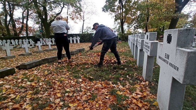 Posprzątali cmentarz wojskowy na Majkowie w Kaliszu