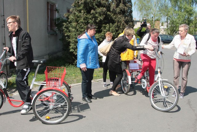 W grudziądzkiej siedzibie PCK przy ulicy Dąbrowskiego  przekazano pięć rowerów rehabilitacyjnych dla niepełnosprawnych. Delegacje z DPS-ów, WTZ osobiście odbierały od przedstawicieli Polskiego Czerwonego Krzyża. Z Bydgoszczy przyjechała Agnieszka Lewandowska.