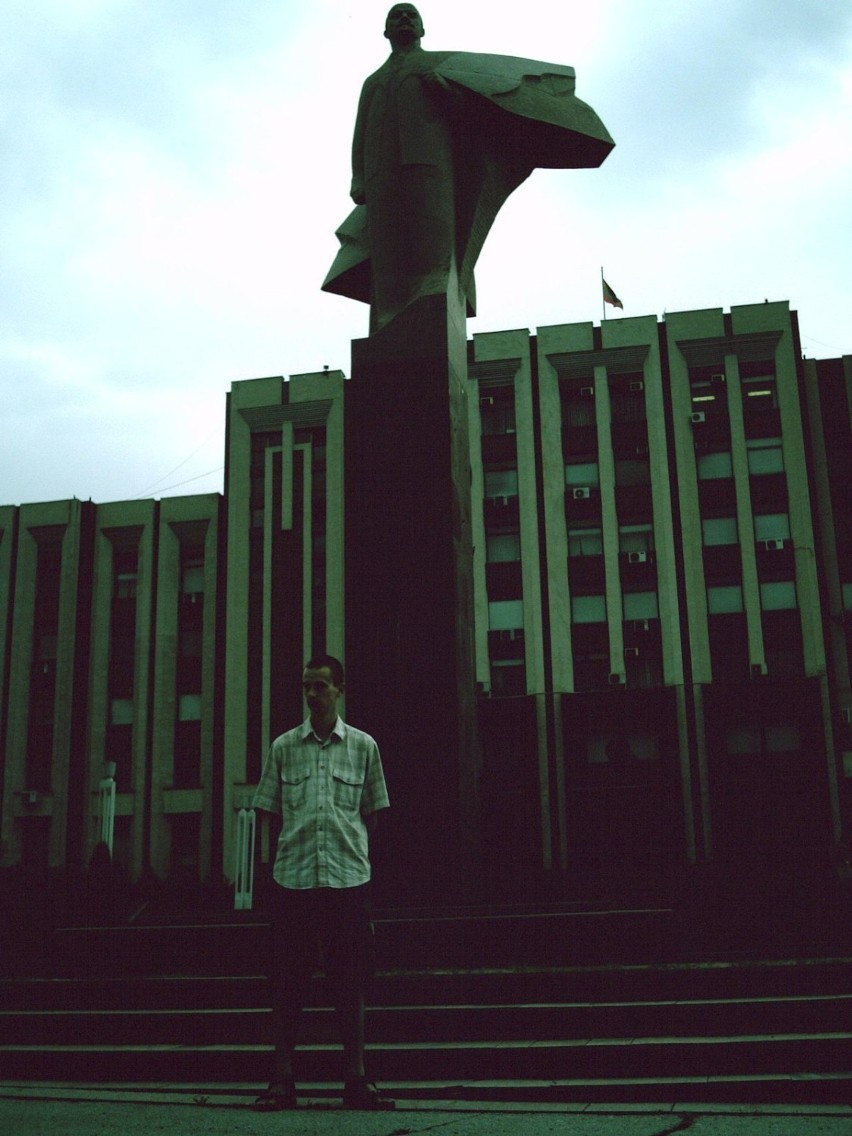 Przed pomnikiem Lenina. Za nim parlament Naddniestrza.