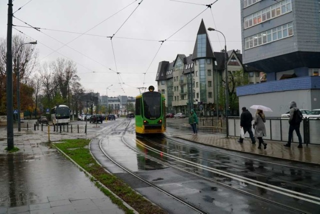 Na Jeżyckich ulicach pojawią się poduszki berlińskie, które mają za zadanie zmuszać kierowców do zdjęcia nogi z pedału gazu - za to część skrzyżowań, które miały być przebudowywane, m.in. przy ul. Zwierzynieckiej i Gajowej, na razie zachowa swoją postać