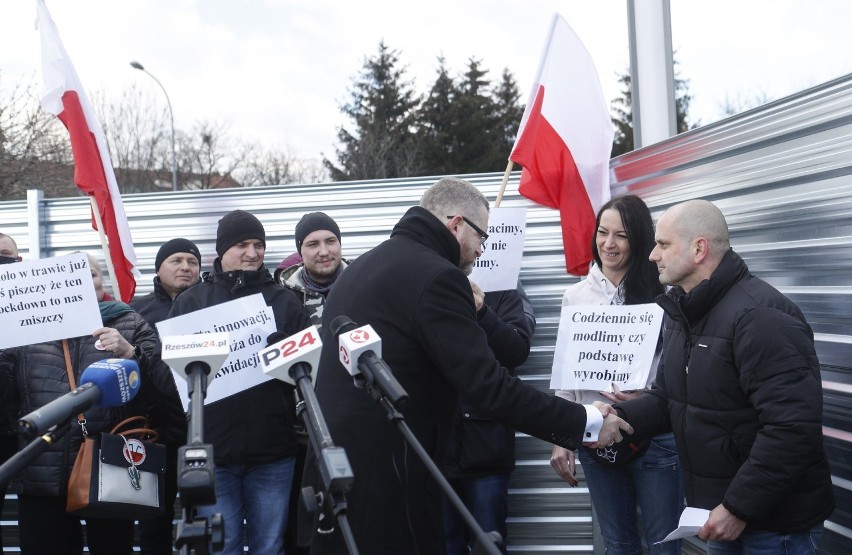 Rzeszowscy taksówkarze protestują. Wsparł ich Grzegorz Braun. "Chcemy normalnie pracować, bankrutujemy"