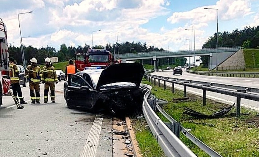 Wypadek na S8 pod Tomaszowem. Samochód osobowy uderzył w bariery ochronne