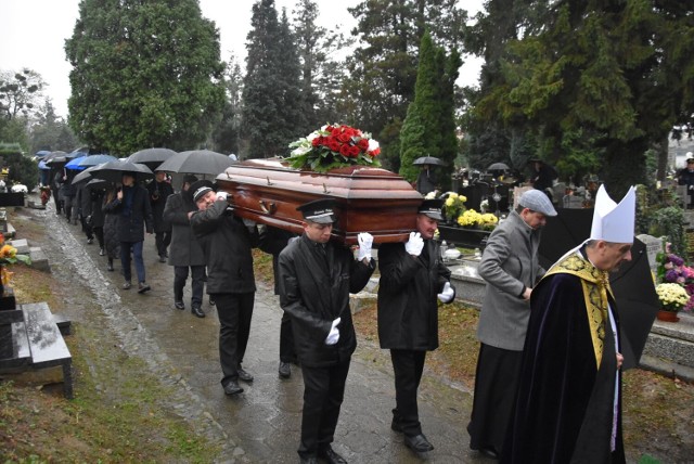 Pogrzeb byłego prezydenta Bielska-Białej Jacka Krywulta. 

Zobacz kolejne zdjęcia. Przesuwaj zdjęcia w prawo - naciśnij strzałkę lub przycisk NASTĘPNE