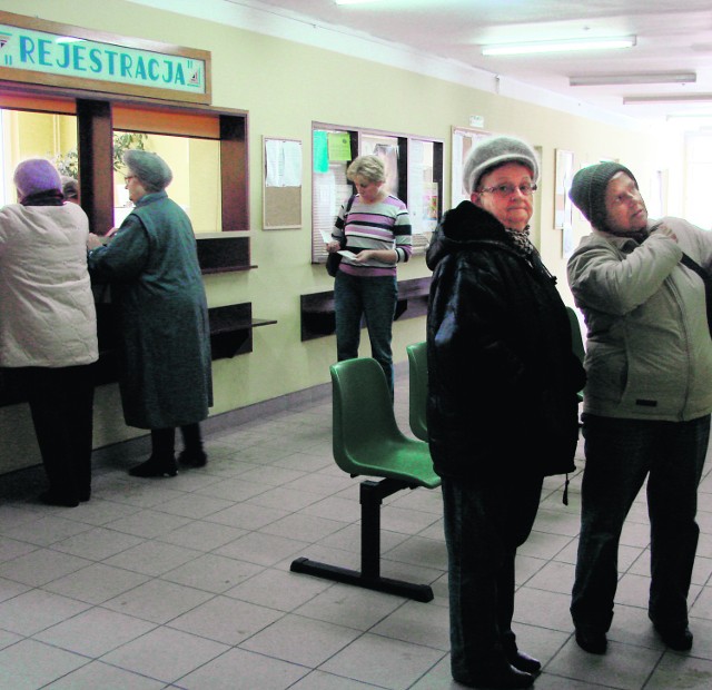 Genowefa Bulińska, 70-latka z Chełmka (druga od prawej), bardzo się martwi, gdzie będzie się dalej leczyć, gdy NFZ nie da pieniędzy