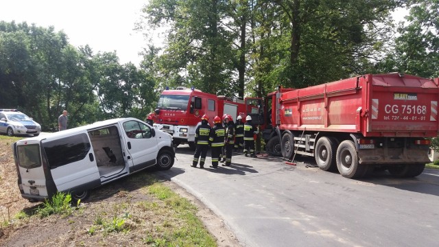 W kolizji, do której doszło około godz. 10 w Wielkim Lubieniu, na szczęście nikt poważnie nie ucierpiał. 

Do szpitala zabrany został wprawdzie chłopiec - pasażer opla vivaro, wraz z tatą, kierującym tym samochodem, ale okazało się po badaniach, że nic im nie jest.

Z ustaleń policjantów wynika, że kierujący oplem vivaro nie ustąpił pierwszeństwa kierującemu ciężarowym mercedesem.

Obaj kierowcy są z powiatu grudziądzkiego.

Droga jest jeszcze zablokowana na czas usuwania pojazdów z jezdni.



Ster na Bydgoszcz 2018. Jarmark festiwalowy na Wyspie Młyńskiej w Bydgoszczy



