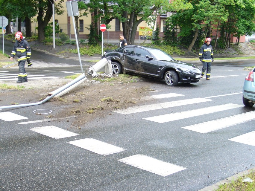 Żory: kolizja Jana Pawła II. Mazda uderzyła w latarnię