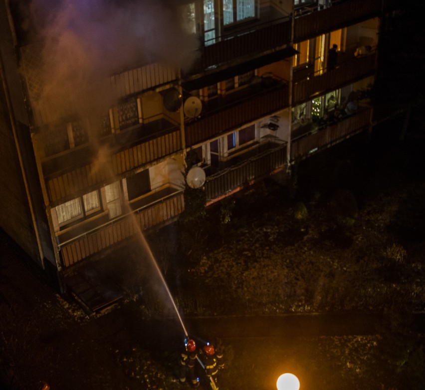 Strażacy gasili pożar na balkonie w Rydułtowach