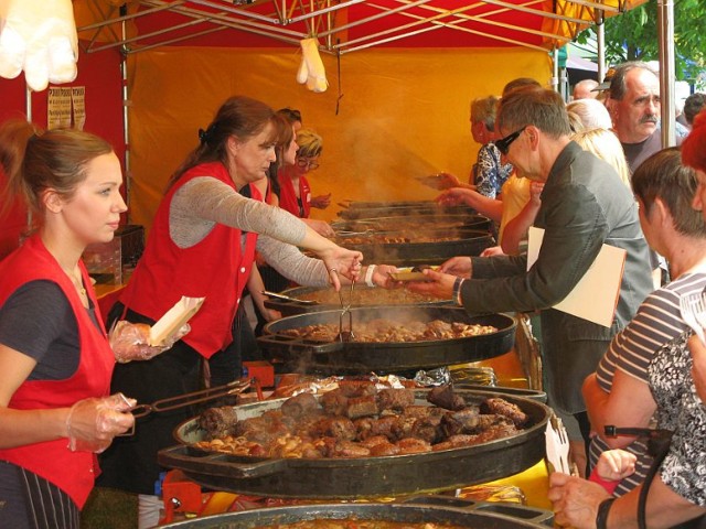 Piknik wołowy i festyn strażacki nad Małym Jeziorem Żnińskim.