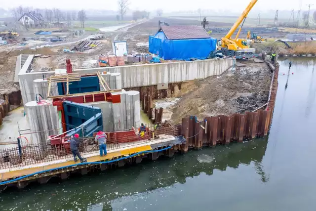 W maju przyszłego roku gotowe mają być wrota przeciwsztormowe na rzece Tudze na Żuławach. To jedyna tego typu konstrukcja w Polsce. Będzie chroniła przed powodziami znaczny obszar regionu narażonego na zalanie, w tym 10-tysięczny Nowy Dwór Gdański.