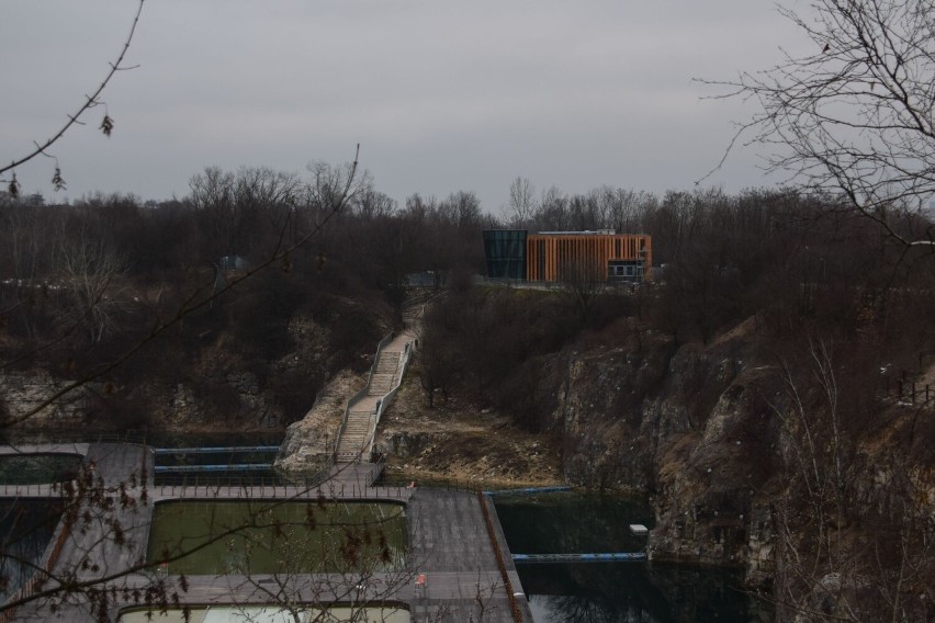 Kraków. Co słychać na Zakrzówku. Szaro, plac budowy, baseny zamulone, ale budka z frytkami stoi...