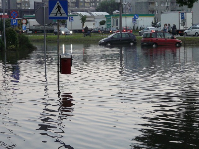 Po kolejnej burzy woda znów zatopiła ulice w centrum miasta