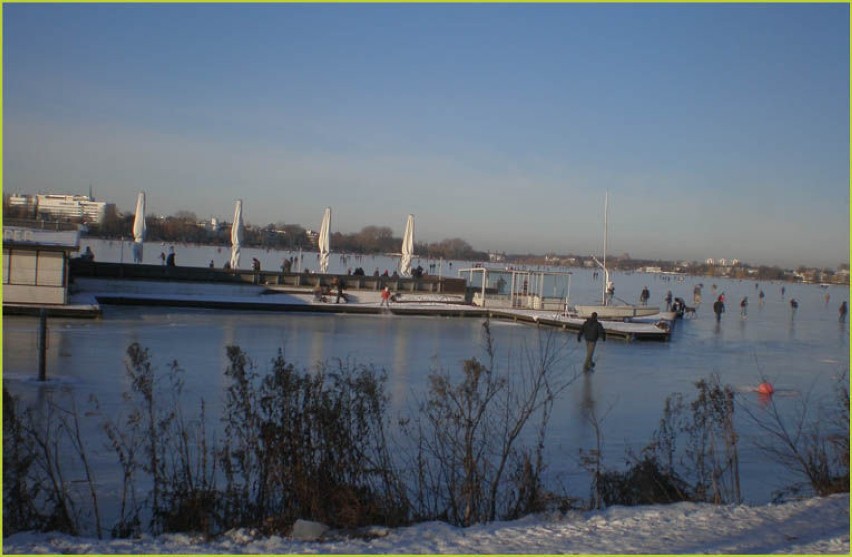 Ludzie na Alsterze, zima 2010. Fot. Andrzej Szelbracikowski