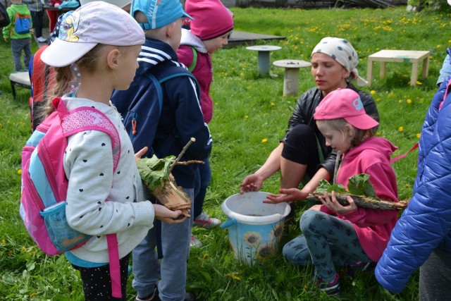 Przedszkolaki z Poddębic z wizytą w Gospodarstwie Agroturystycznym "Kurza Stopa" w Nowym Pudłowie