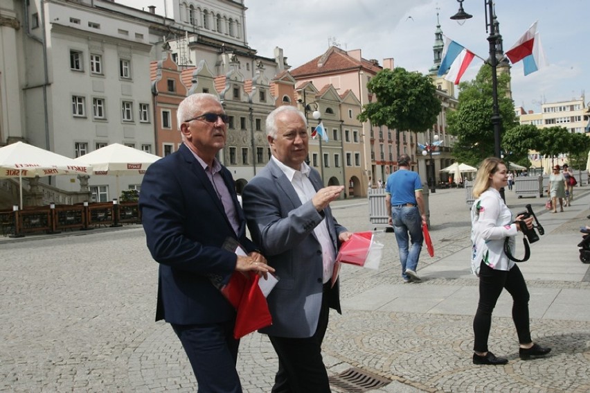 Prezydenci Legnicy i Nowej Soli rozdawali flagi w centrum...