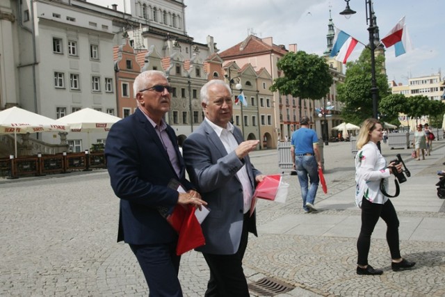 Prezydenci Legnicy i Nowej Soli rozdawali flagi w centrum miasta.