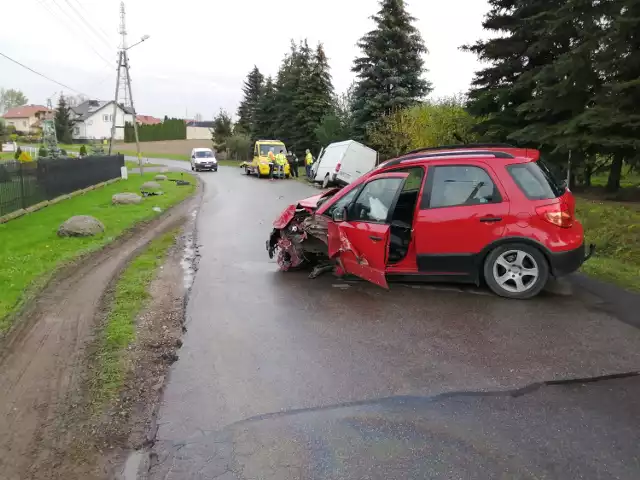 Wypadek na ulicy Michałowskiej w Piotrkowie. Fiat sedici zderzył się z dostawczym volkswagenem. Za kierownicą 18-latek